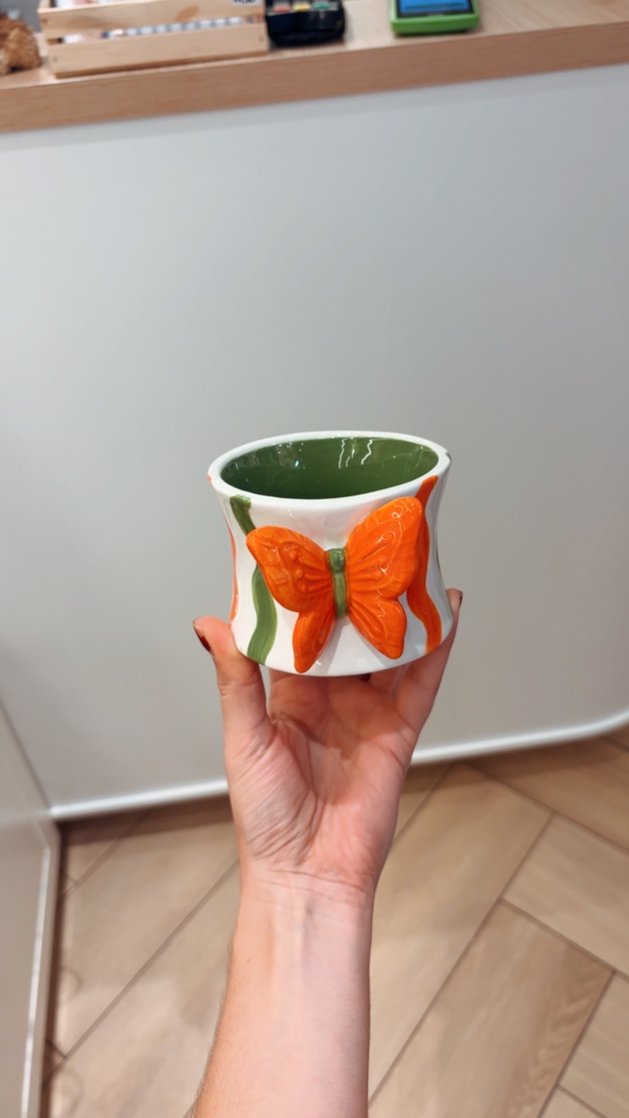 Caneca Borboleta Encantada | Laranja + Verde