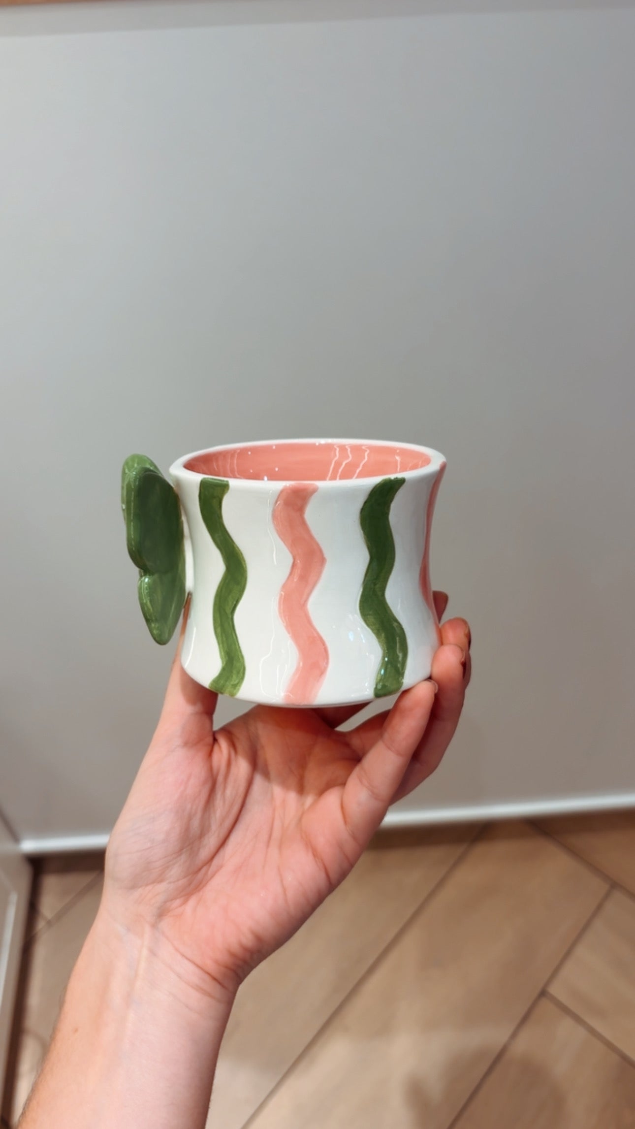 Caneca Borboleta Encantada | Verde + Rosa