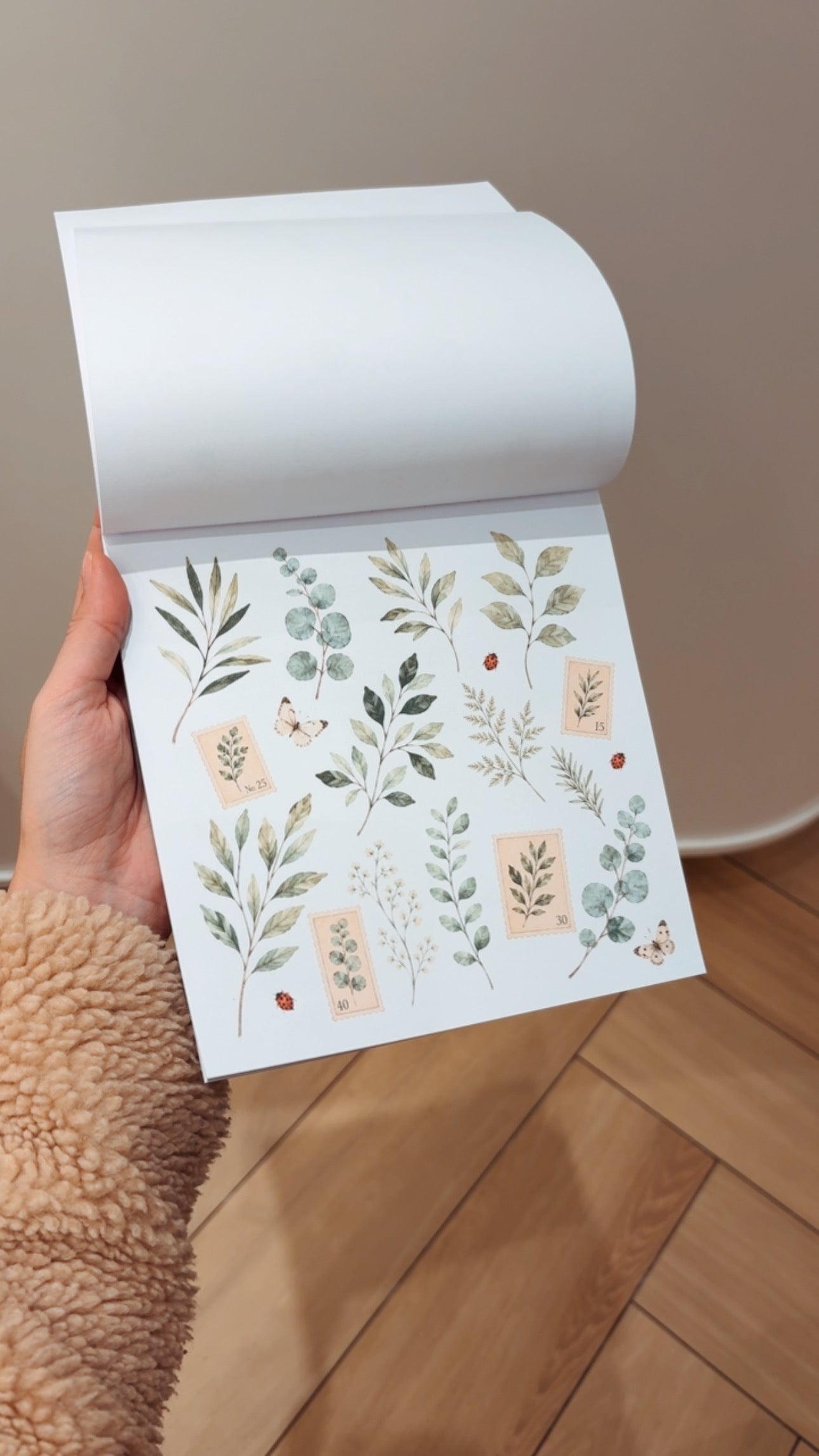 CUT OUT BOOK - Livro de Recortes