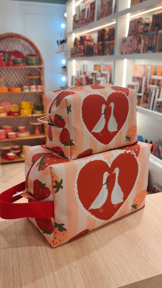 Conjunto Estojo + MAXI Nécessaire Cottage LoveBirds | COLEÇÃO DIA DOS NAMORADOS