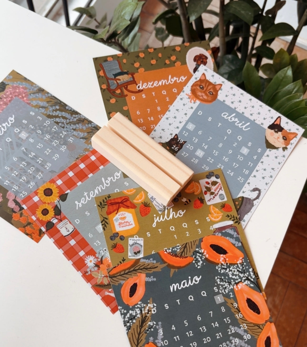Calendário de Mesa 2026 | Base em madeira