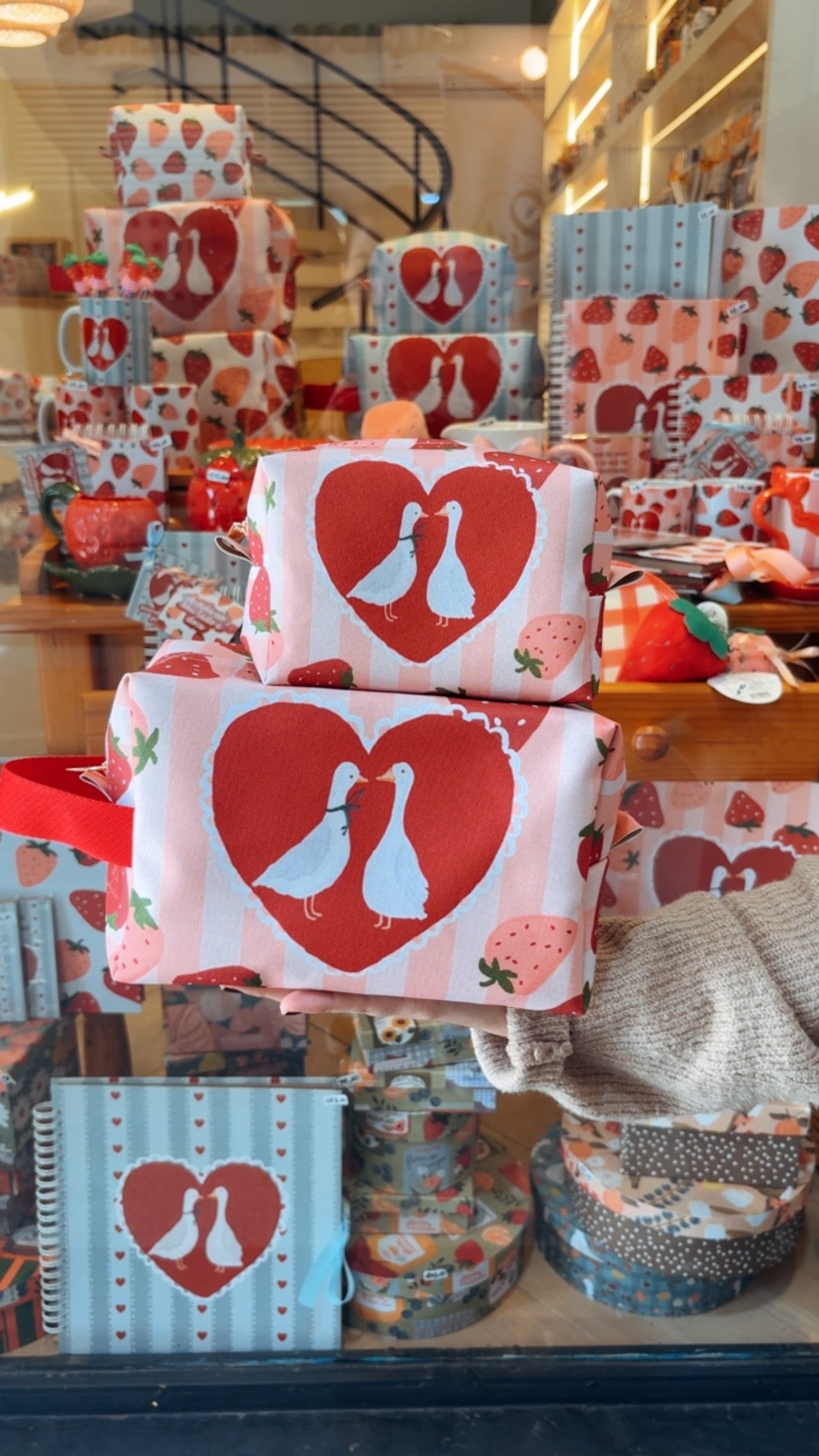 Conjunto Estojo + MAXI Nécessaire Cottage LoveBirds | COLEÇÃO DIA DOS NAMORADOS