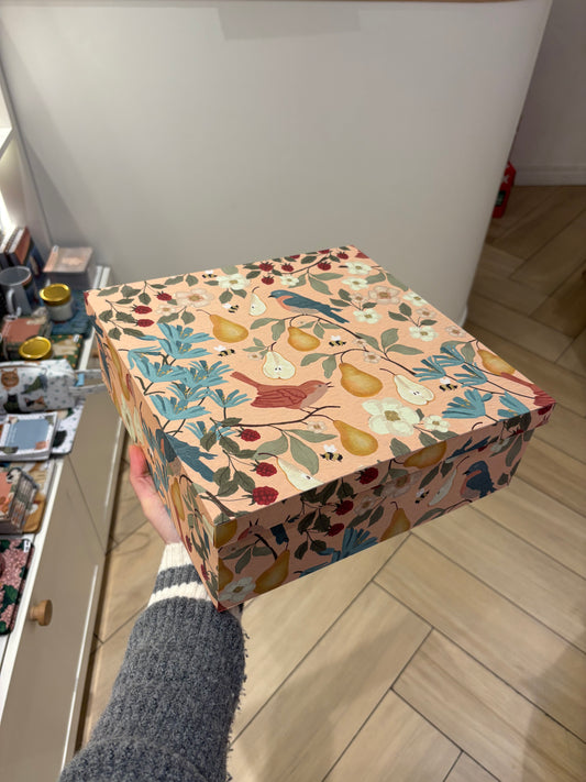 Caixa Quadrada Grande - 30cm | Ninho de amoras - fundo rosé