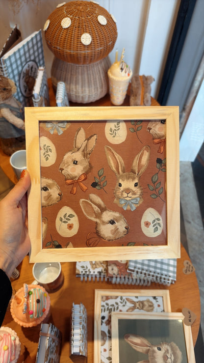 Quadro com moldura Pinus | Fábula de Páscoa