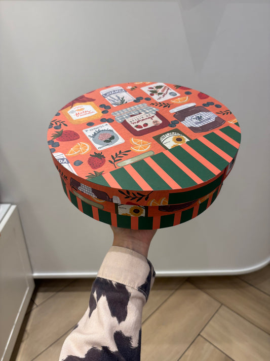 Caixa MDF Redonda G | Feito em Casa - Geleias Fundo Rosa