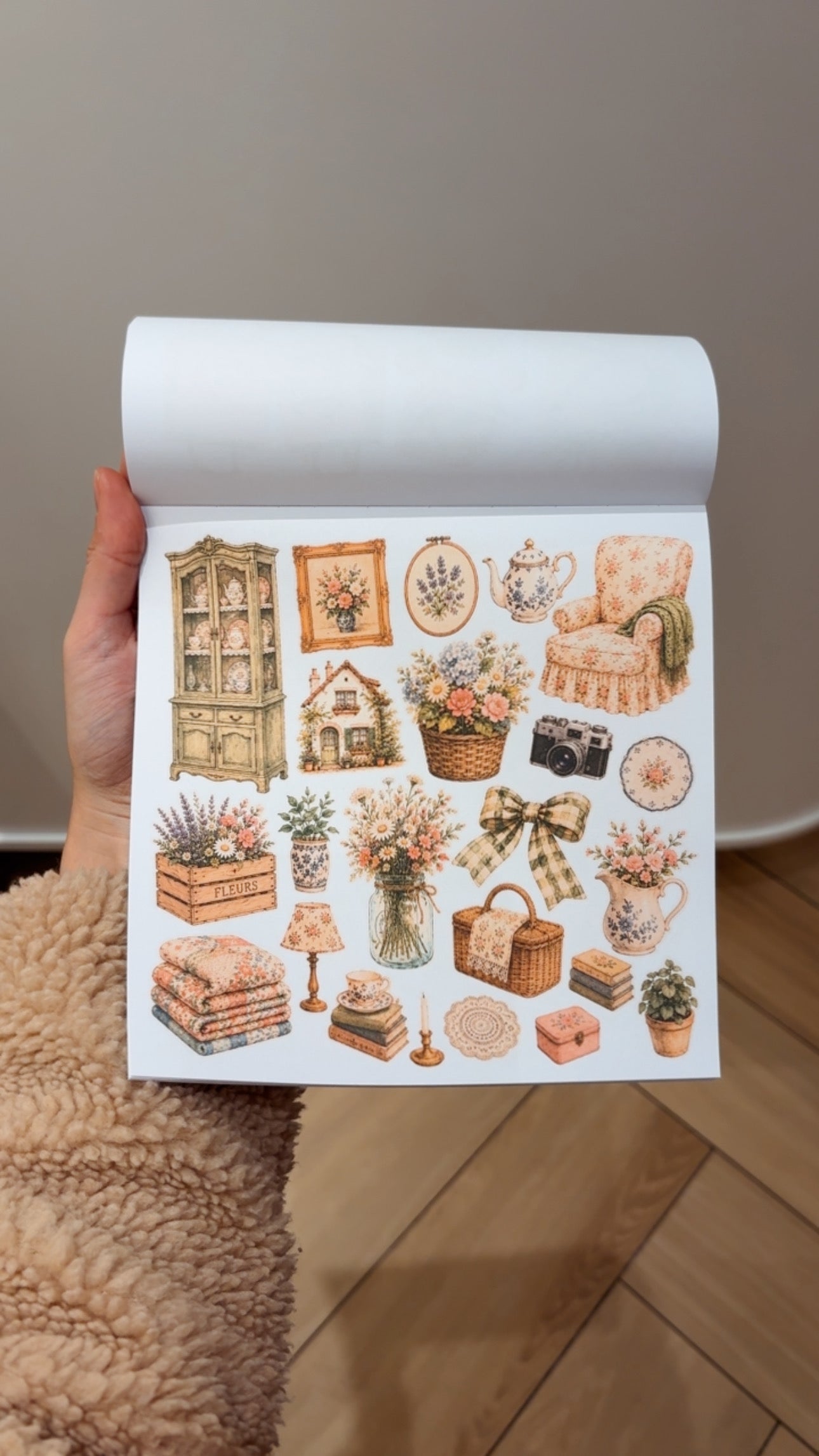 CUT OUT BOOK - Livro de Recortes