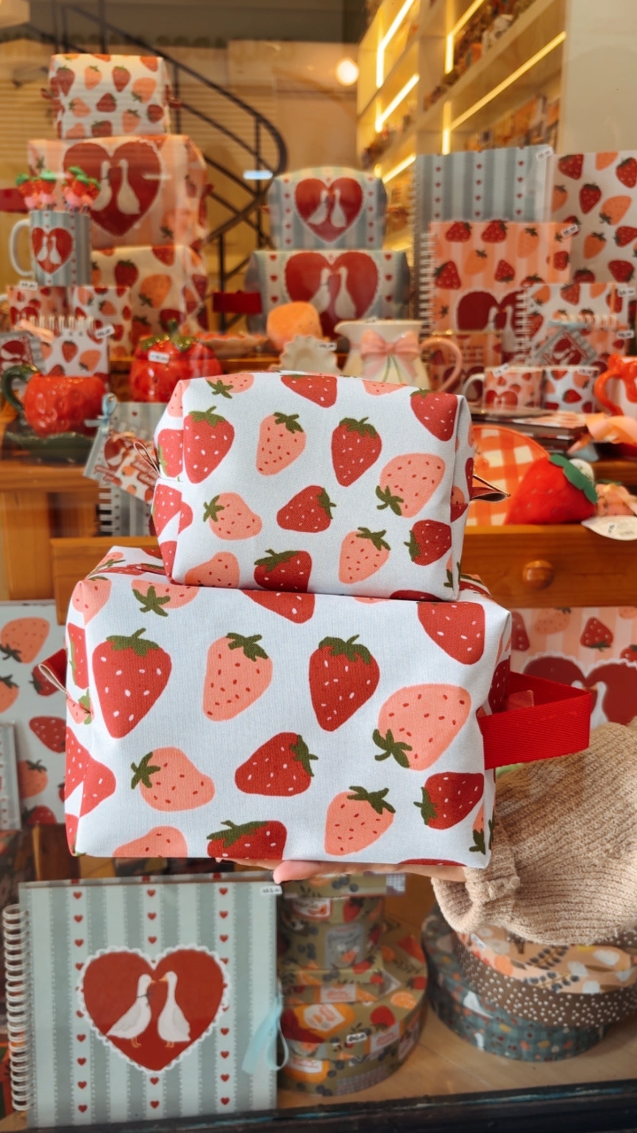 Conjunto Estojo + MAXI Nécessaire Strawberry SweetHeart| COLEÇÃO DIA DOS NAMORADOS